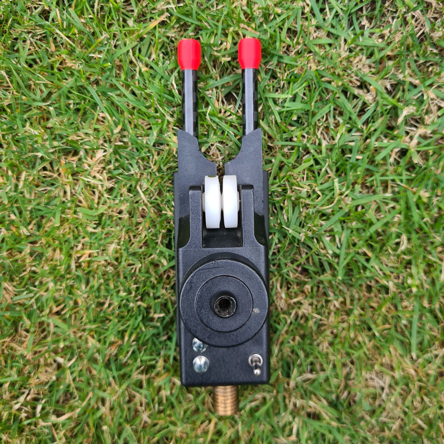 Front view red tipped carbon fibre snag ears on a steve neville bite alarm